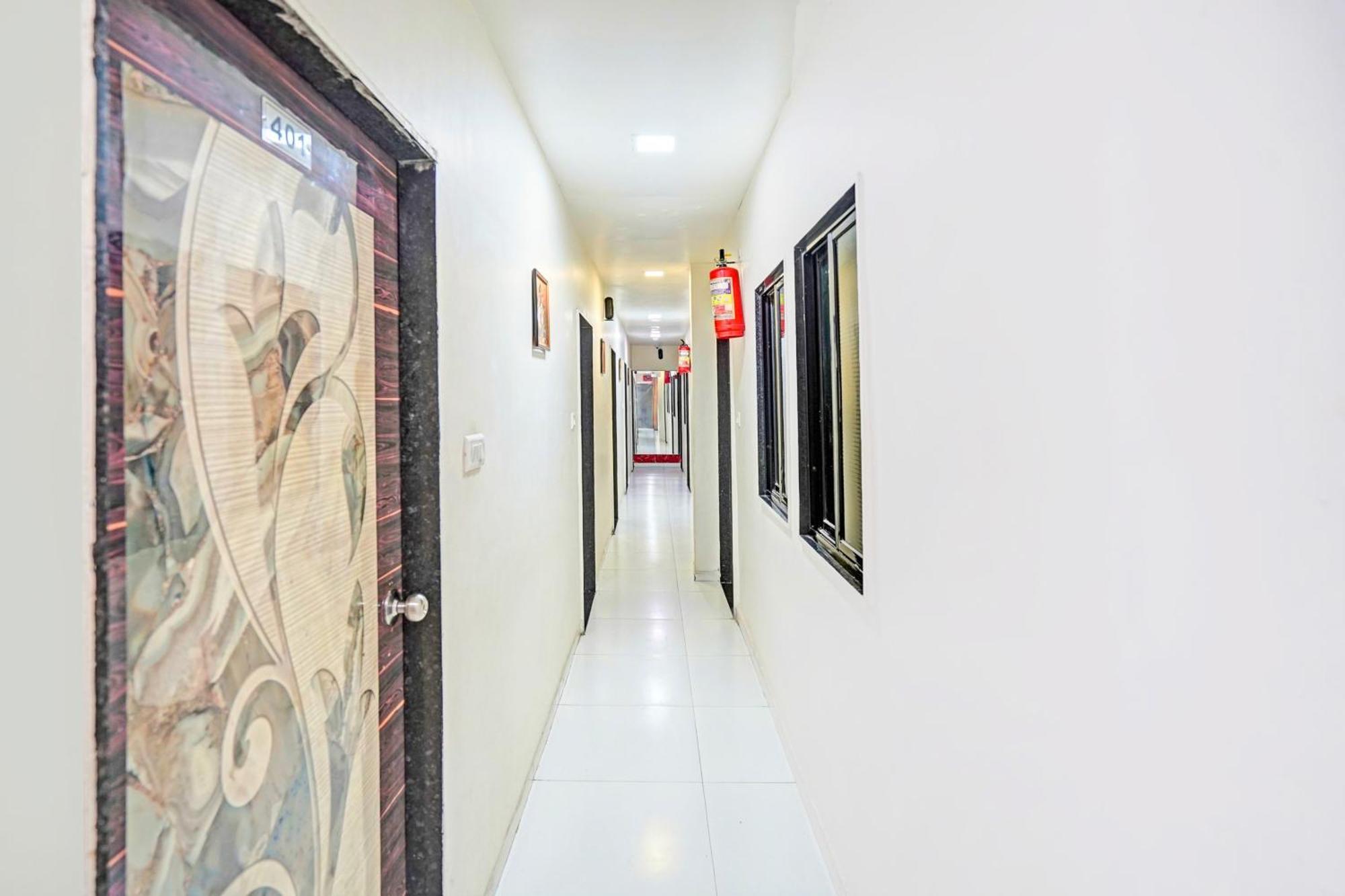 Hotel O S. G. Highway Formerly I Land Park 阿穆达巴 外观 照片
